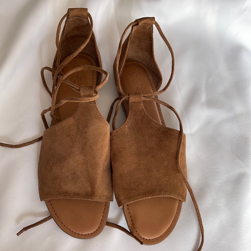 NWOT Camel colored faux suede Universal thread size 9 1/2 sandals.
